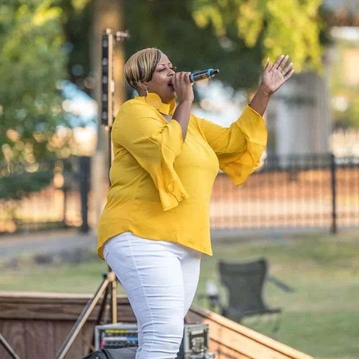 Joselyn Best singing live outdoors